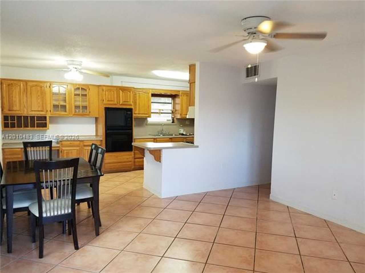 690 Sw 120th Ave - Photo 3 of 23