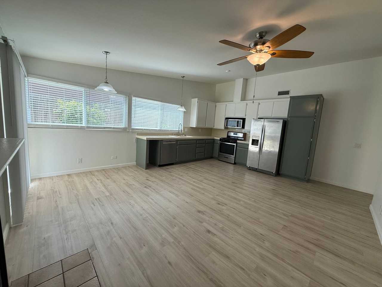880 Ashford St - Photo 2 of 12