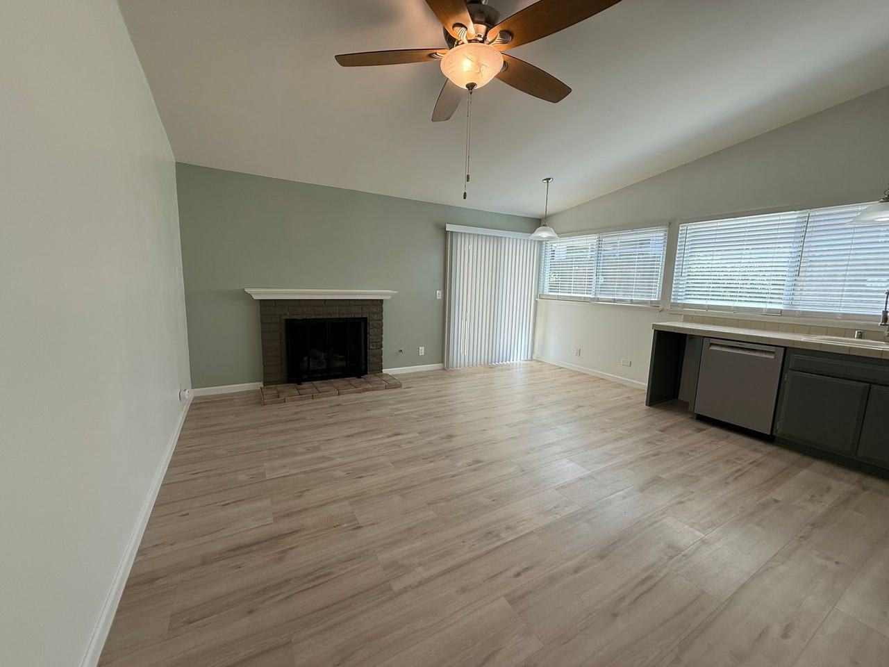 880 Ashford St - Photo 3 of 12