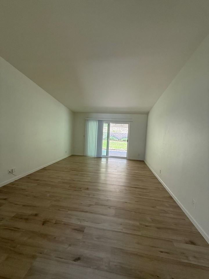 880 Ashford St - Photo 4 of 12