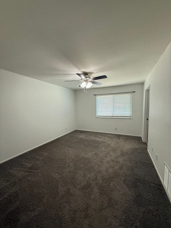 880 Ashford St - Photo 5 of 12