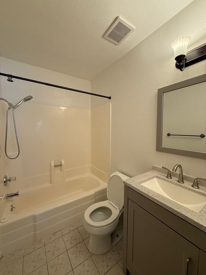 880 Ashford St - Photo 6 of 12