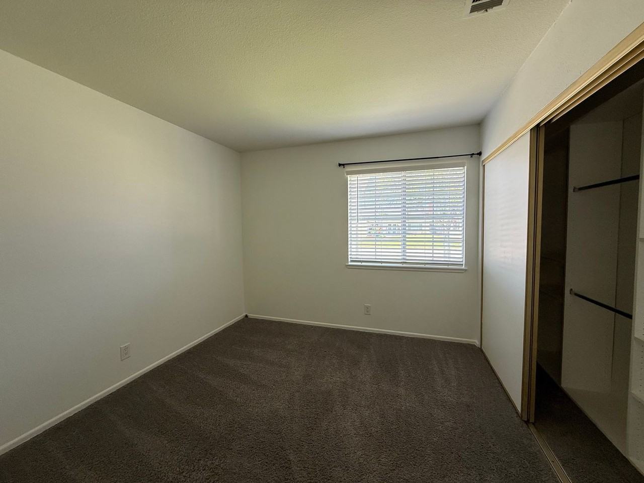 880 Ashford St - Photo 7 of 12