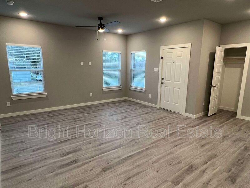 3161 Francis Dr - Photo 3 of 27