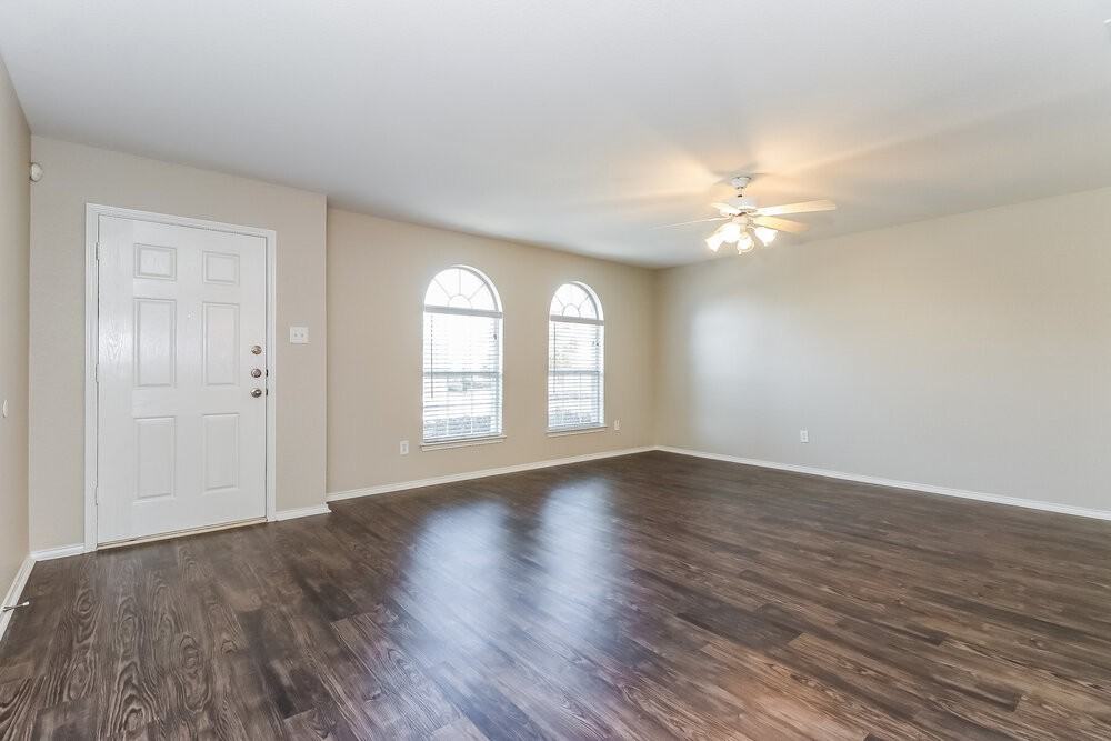 2745 Briscoe Dr - Photo 4 of 16