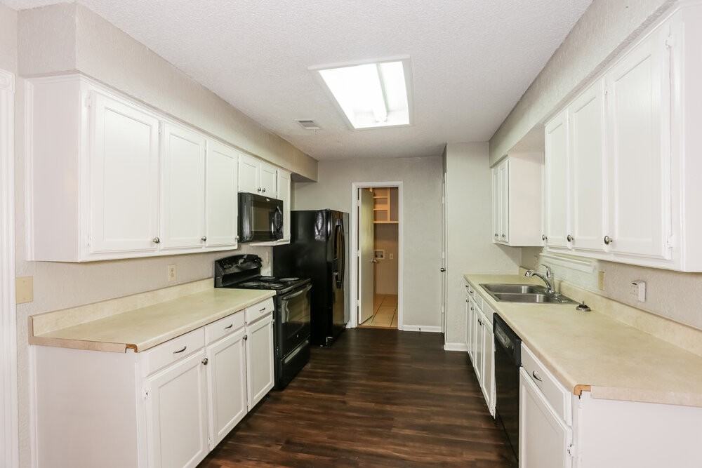 5108 Parliament Dr - Photo 5 of 16