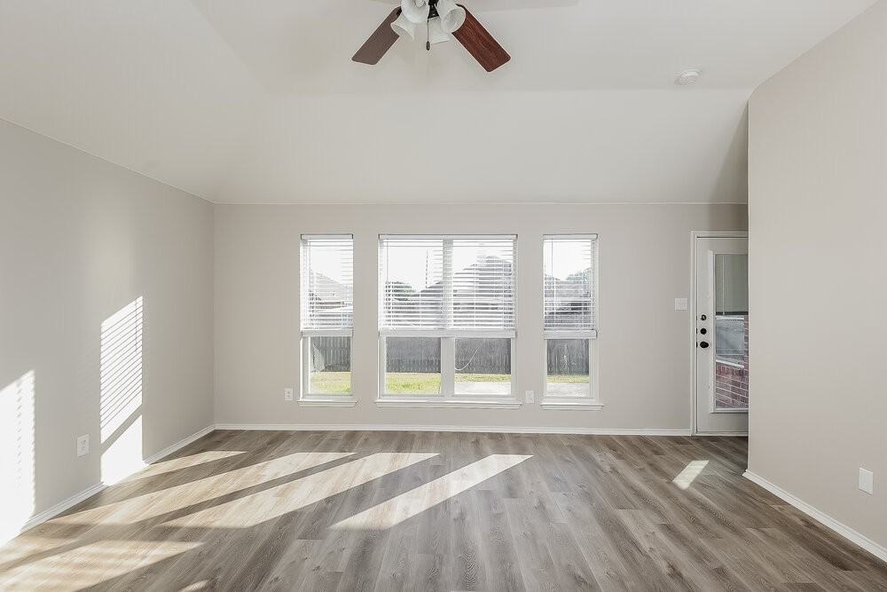 320 Foreston Dr - Photo 4 of 16