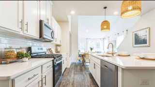 31 Victoria Gardens Sq #31 - Photo 5 of 27