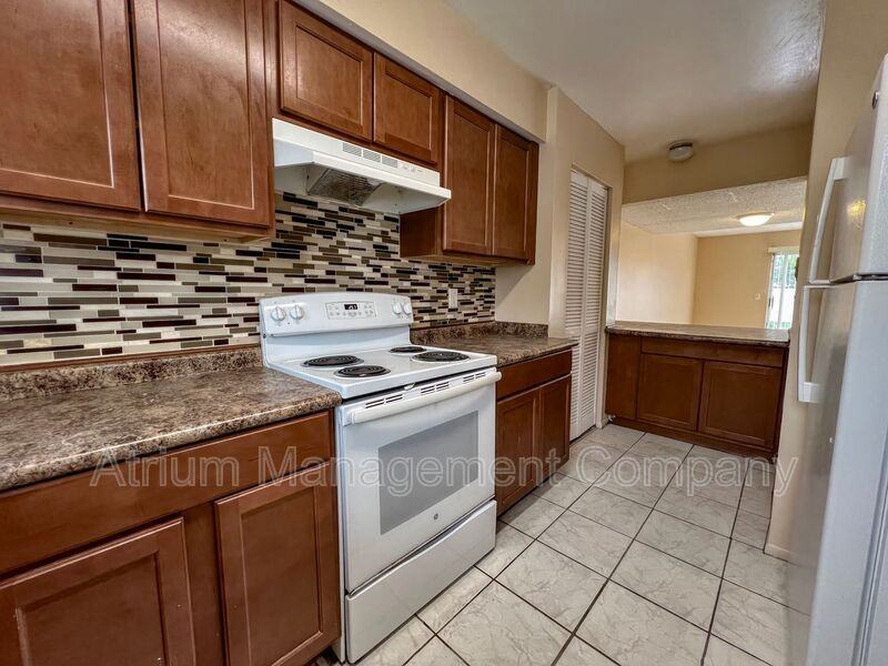 12112 Napiers Cir - Photo 4 of 13