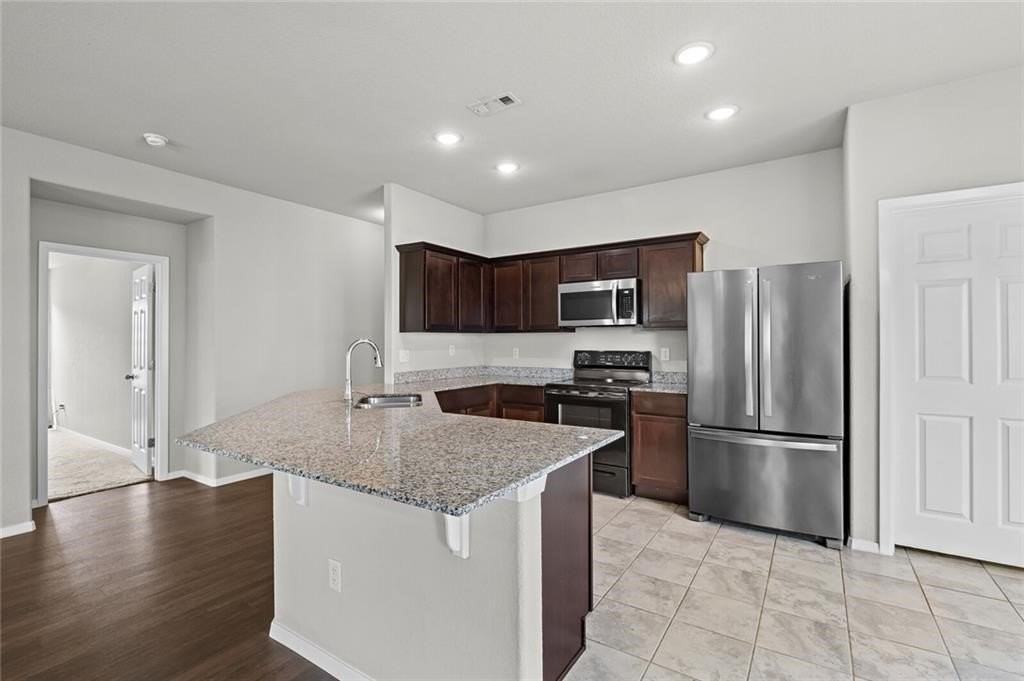313 Woodcreek St - Photo 4 of 27