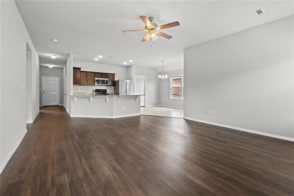 313 Woodcreek St - Photo 5 of 27