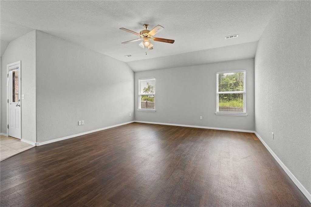 313 Woodcreek St - Photo 6 of 27