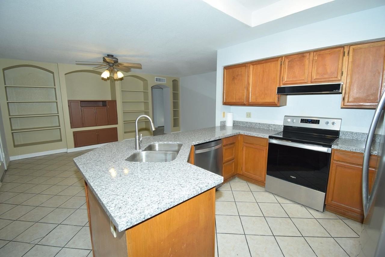 2250 W Rockwell Dr - Photo 4 of 19