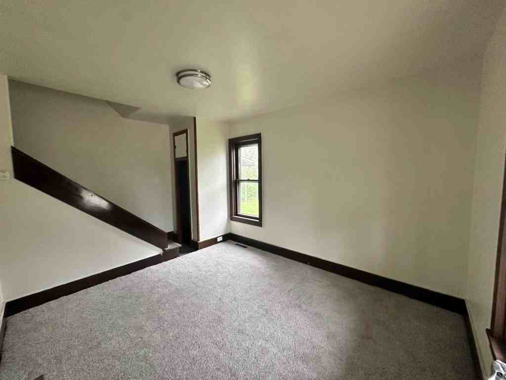 306 Plummer St - Photo 4 of 5