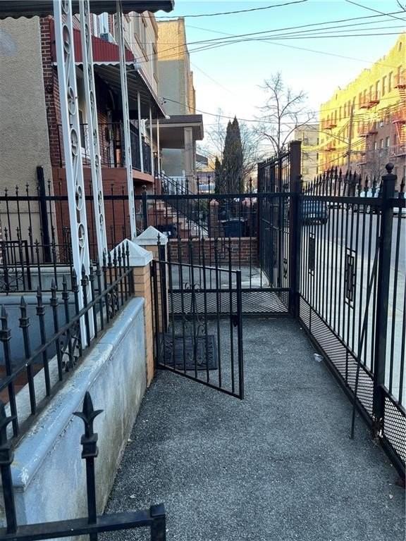 182 E 51st St - Photo 6 of 20