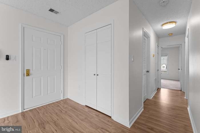 7255 Glen Hollow Ct #4 - Photo 7 of 34