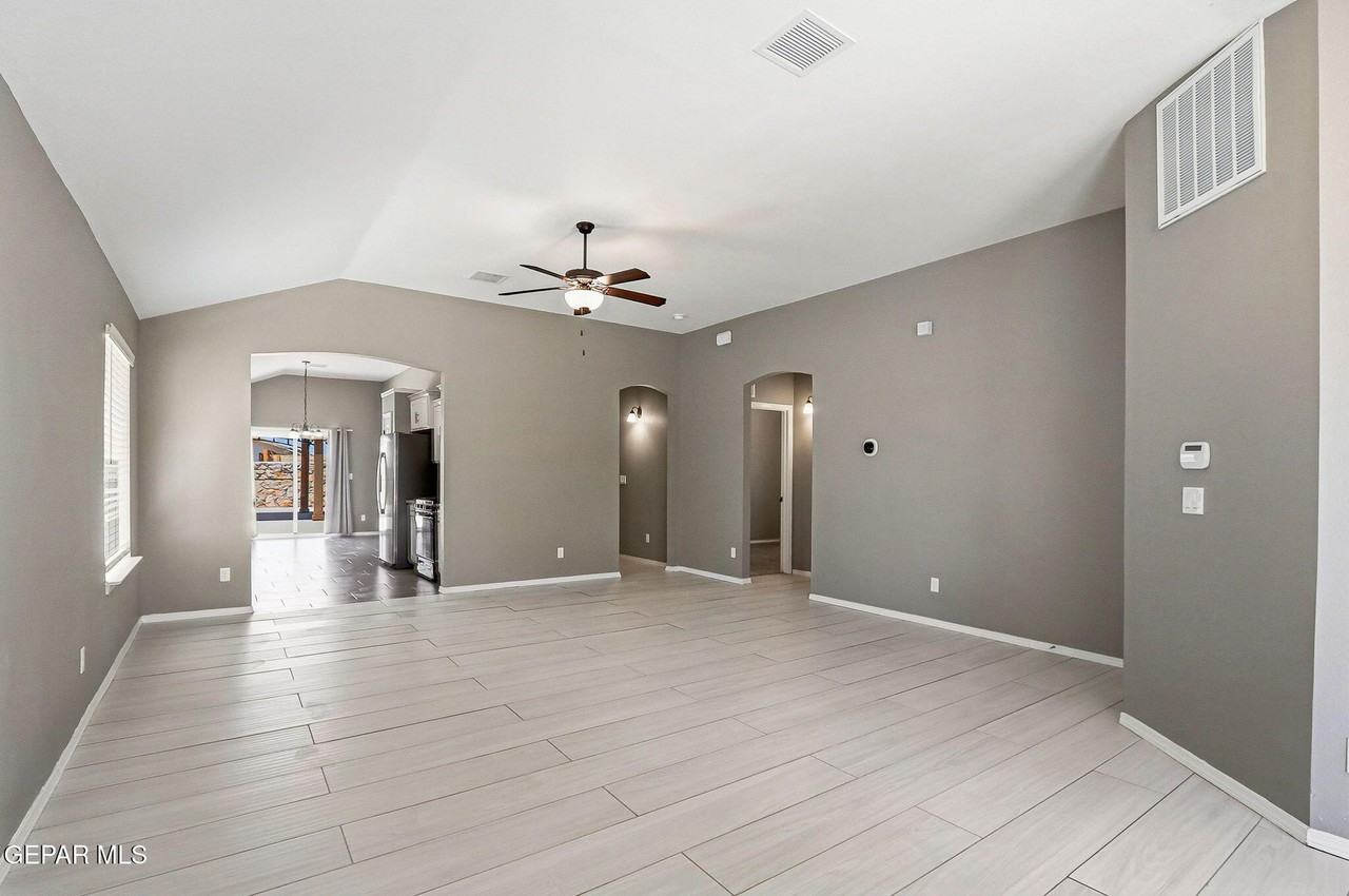 14609 Carlo Alvarado Dr - Photo 5 of 32