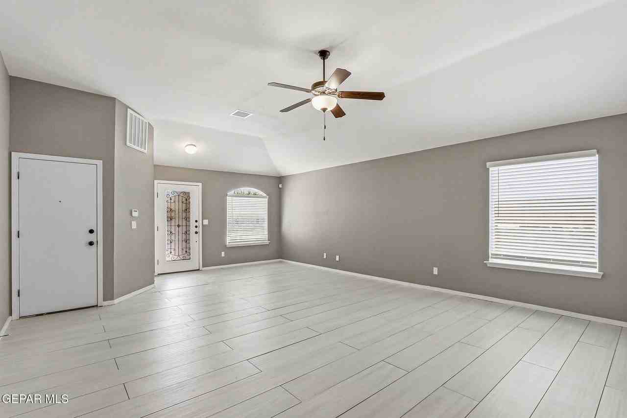 14609 Carlo Alvarado Dr - Photo 7 of 32