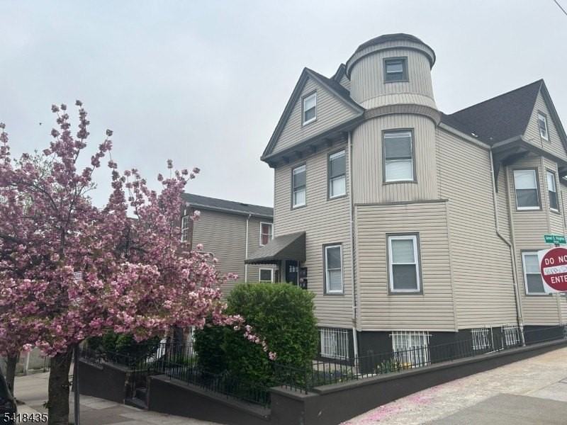 437 Bramhall Ave #1B