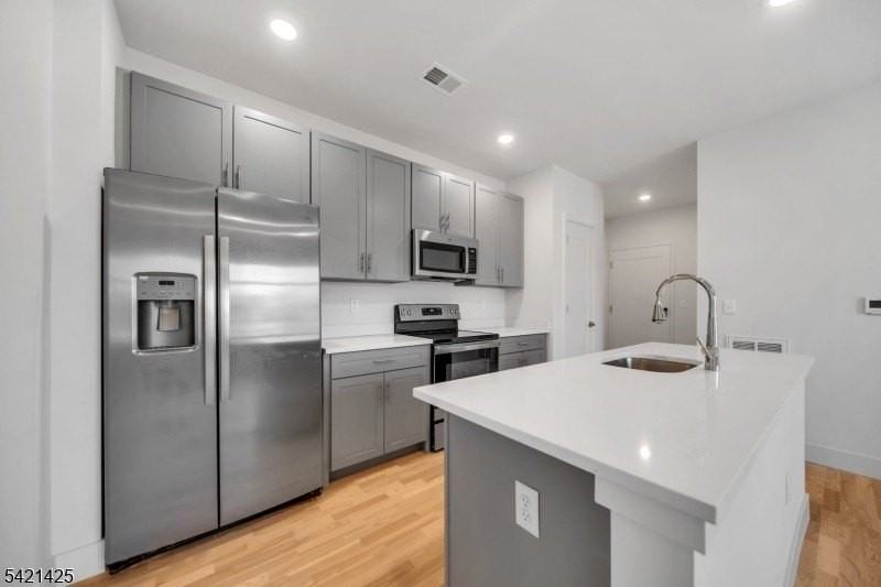 1037 Amboy Ave - Photo 3 of 5