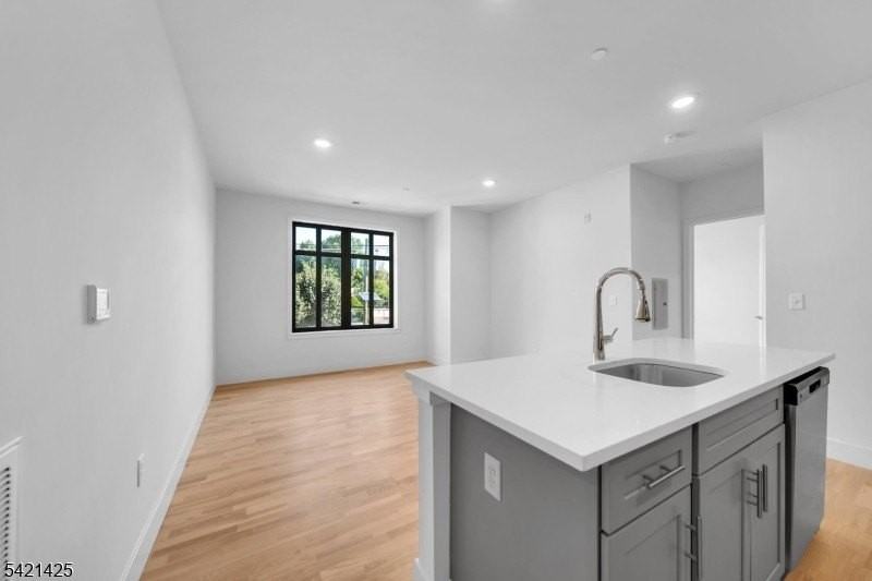1037 Amboy Ave - Photo 4 of 5