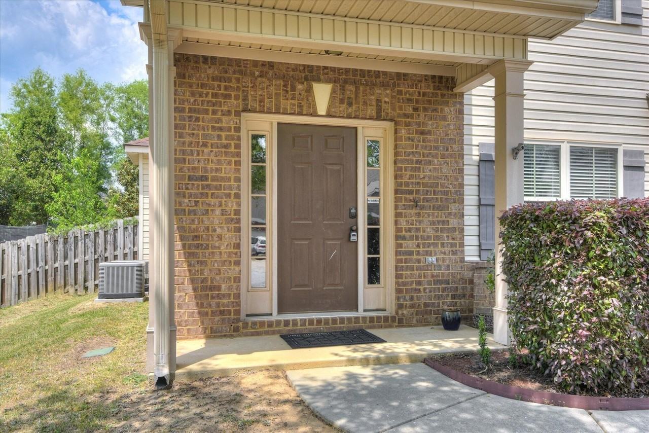 8022 Battle St - Photo 4 of 43