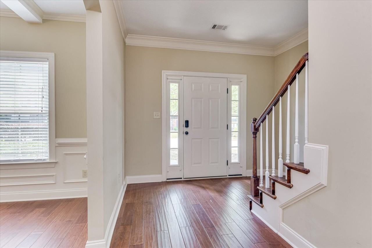 8022 Battle St - Photo 5 of 43