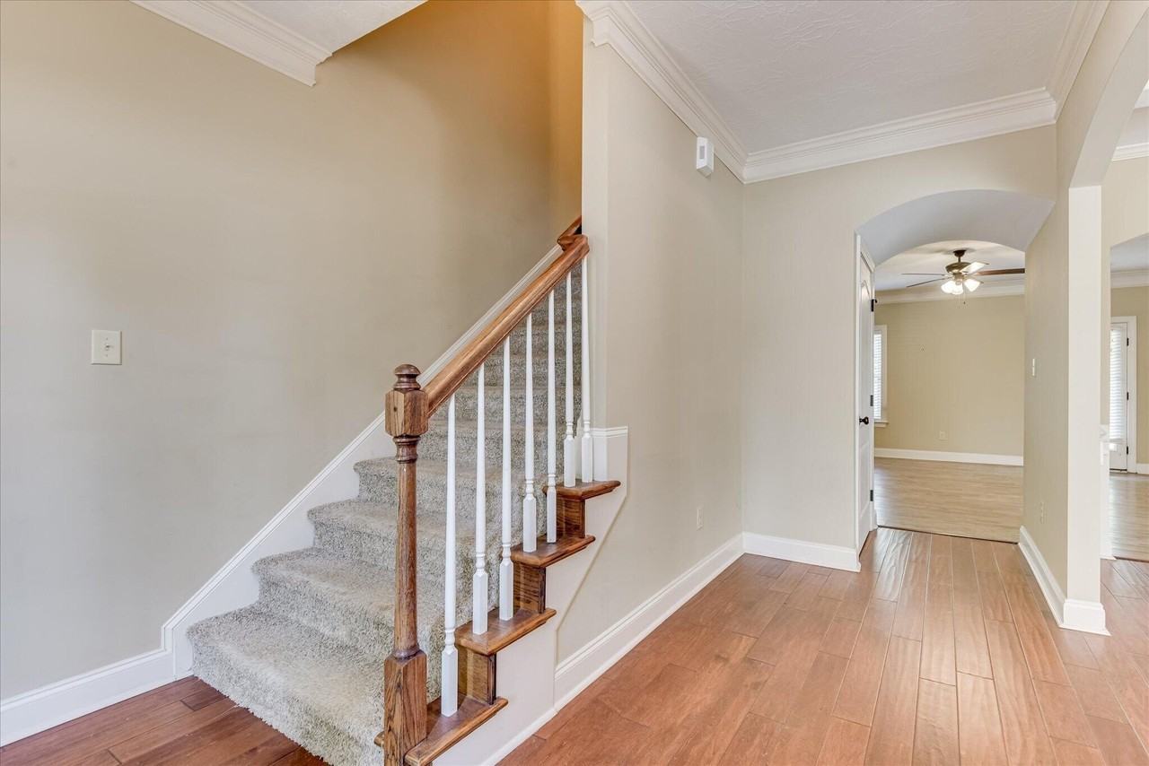 8022 Battle St - Photo 6 of 43
