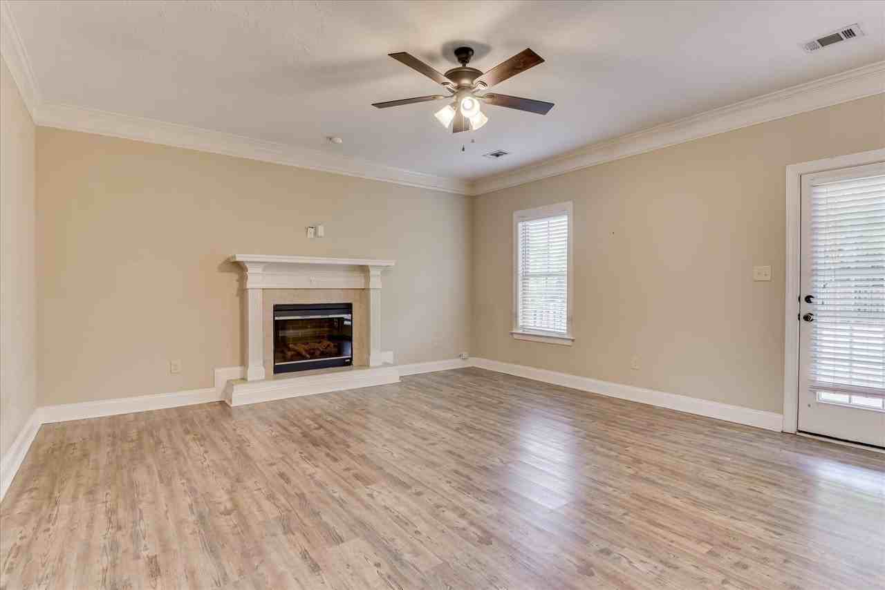8022 Battle St - Photo 7 of 43