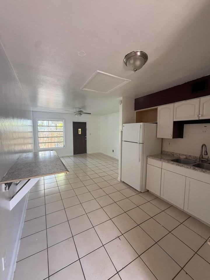 1614 Dennis St #B - Photo 2 of 8