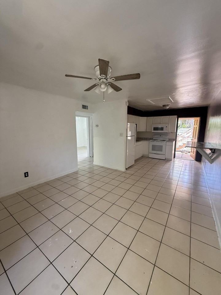 1614 Dennis St #B - Photo 3 of 8