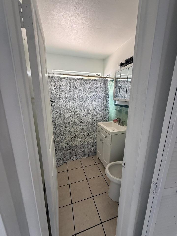 1614 Dennis St #B - Photo 4 of 8