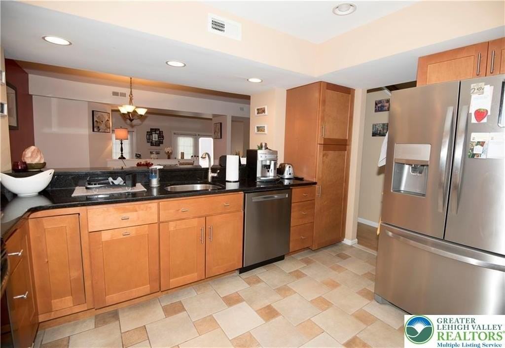 112 Freedom Ct - Photo 3 of 14