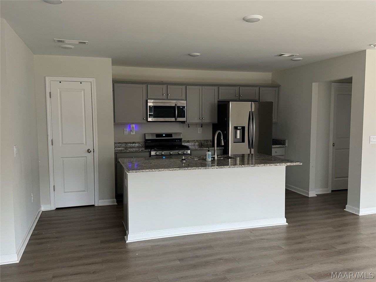 424 Kohn Dr - Photo 6 of 41