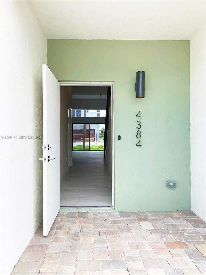 4384 Nw 9th St #4384 - Photo 2 of 41