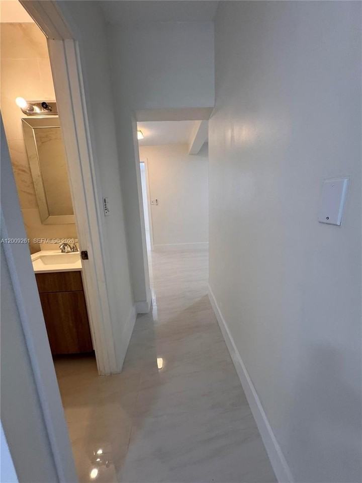 606 Sw 58th Ct #1 - Photo 5 of 7