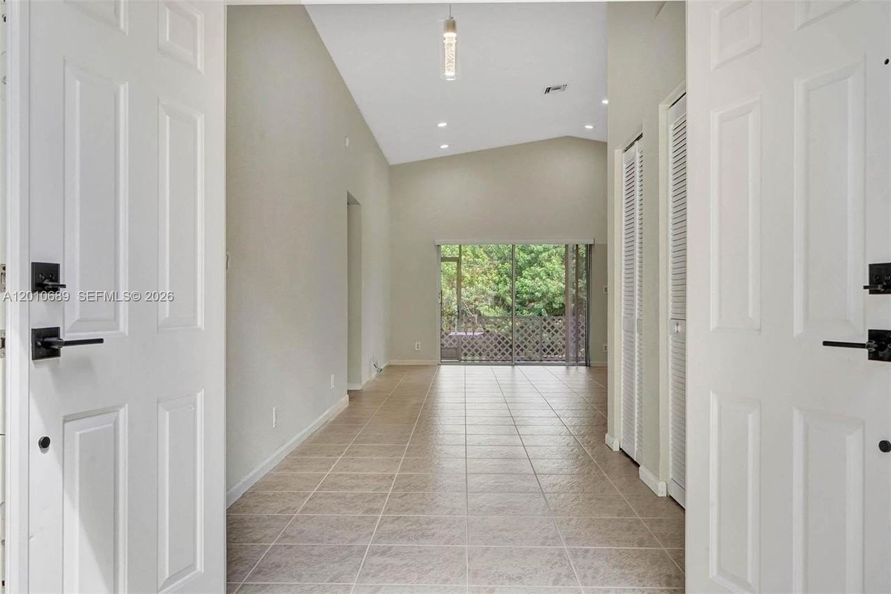 10219 Nw 48th Mnr - Photo 5 of 50