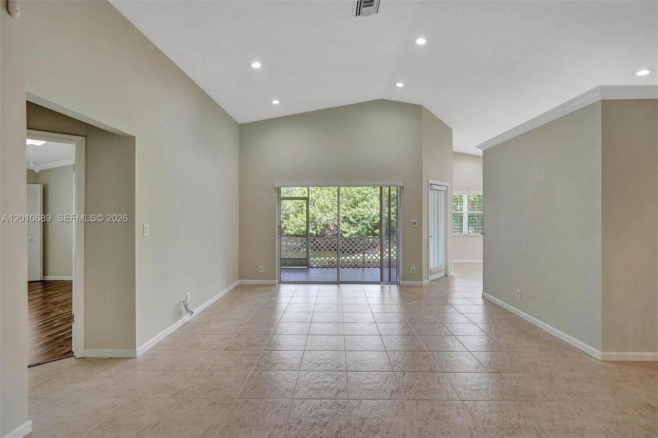 10219 Nw 48th Mnr - Photo 6 of 50