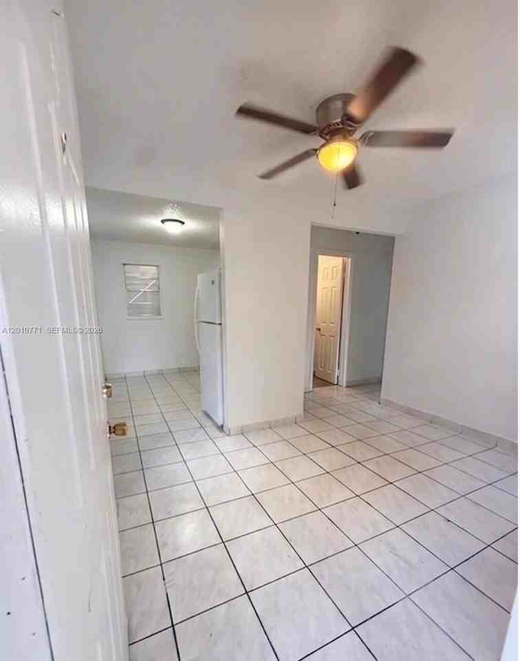 718 Sw 11th Ave #5 - Photo 4 of 6