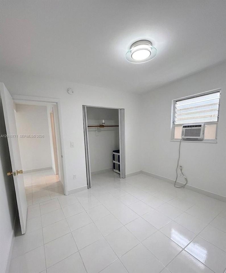 718 Sw 11th Ave #5 - Photo 5 of 6