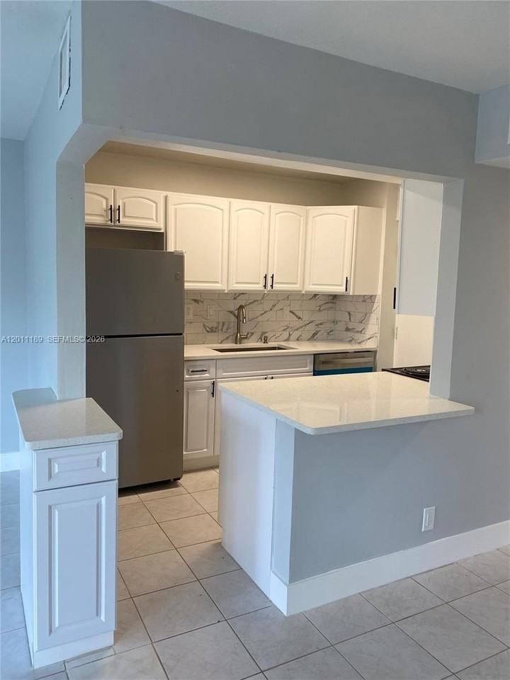 455 S Pine Island Rd #110C - Photo 4 of 30
