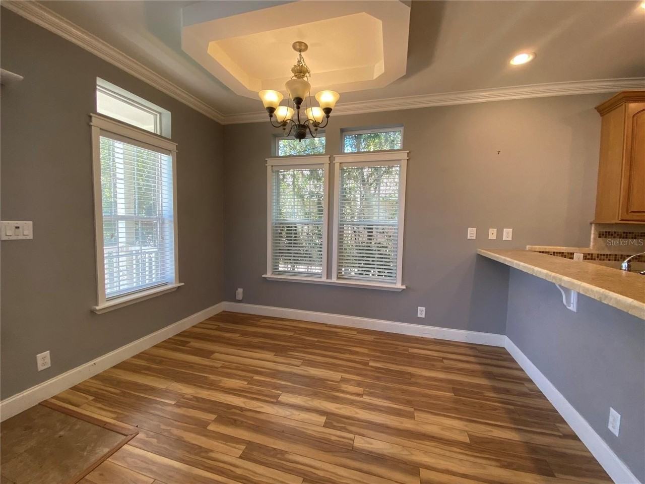 653 Symonds Ave - Photo 5 of 17