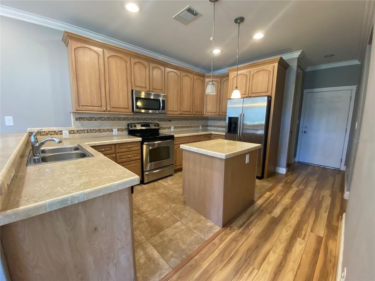 653 Symonds Ave - Photo 6 of 17