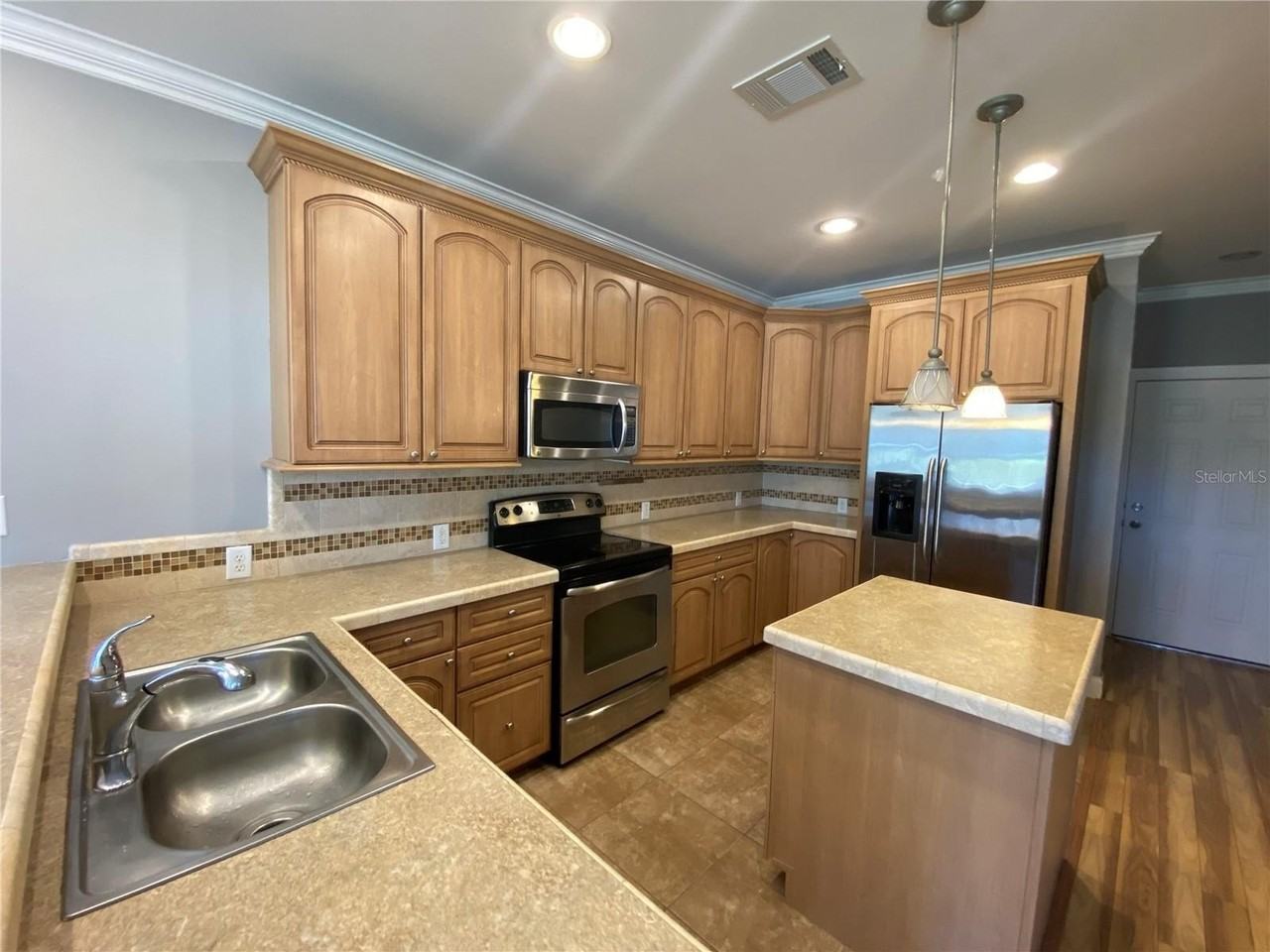 653 Symonds Ave - Photo 7 of 17
