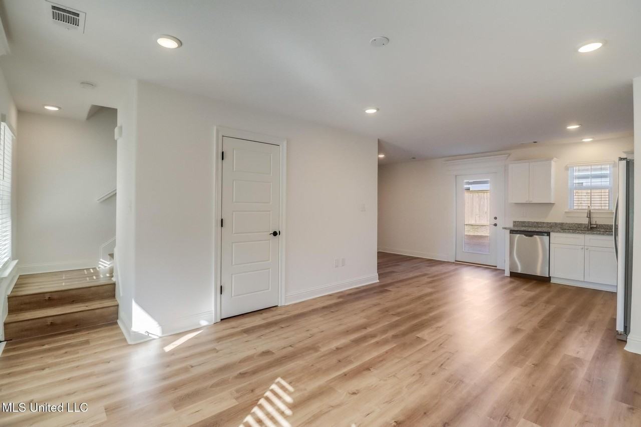 986 Waterford Ln - Photo 3 of 19