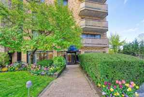 featured image of 141 Great Neck Rd #2G