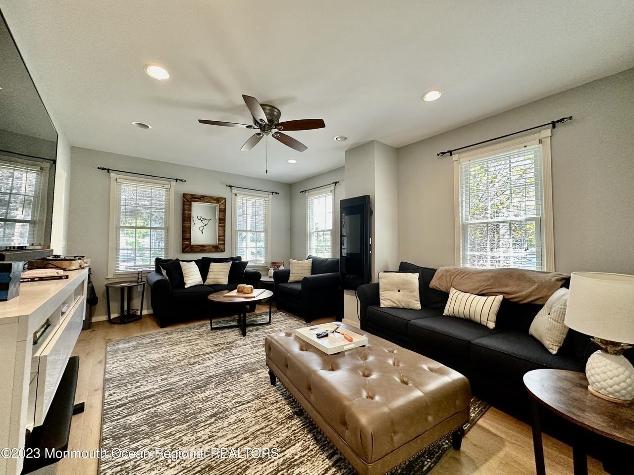 596 Vernon St - Photo 4 of 25