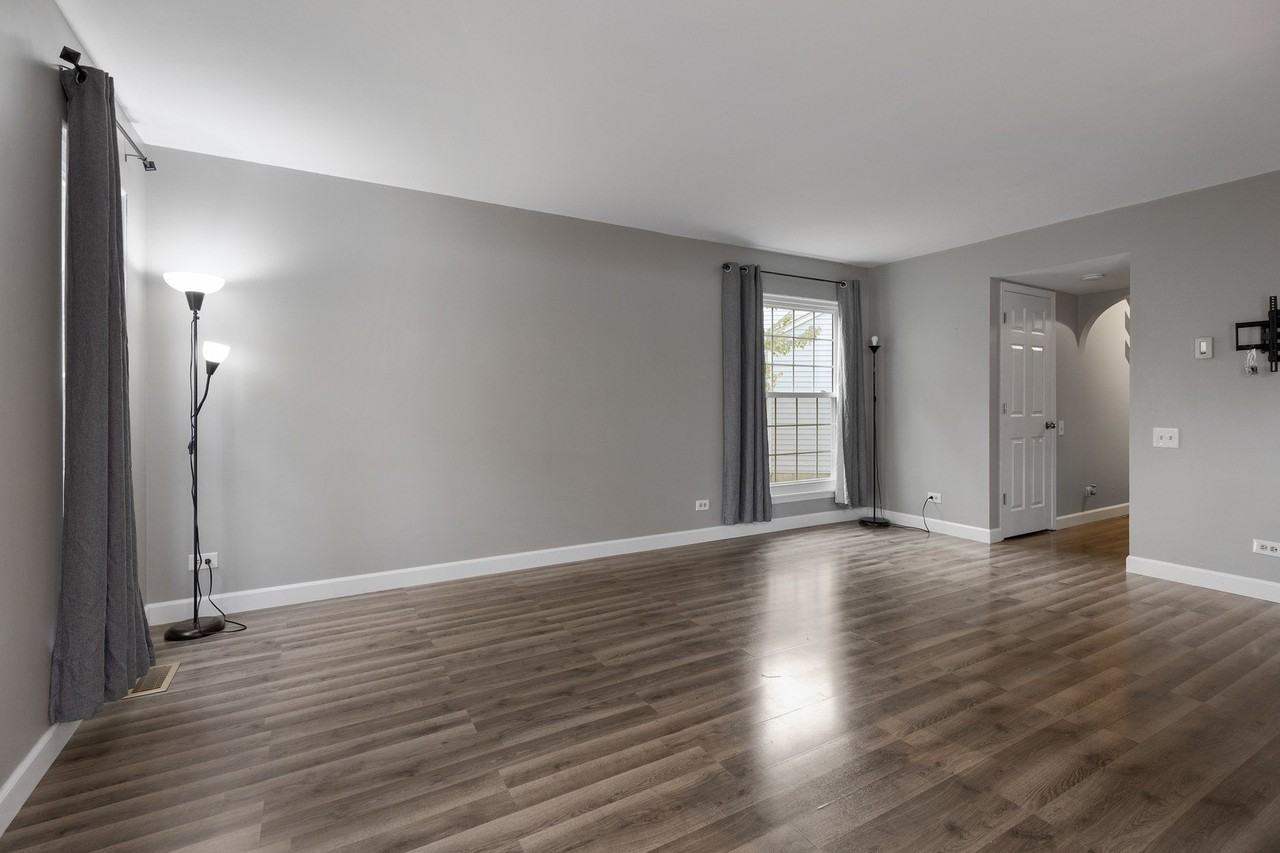 215 Half Moon Cir - Photo 4 of 26