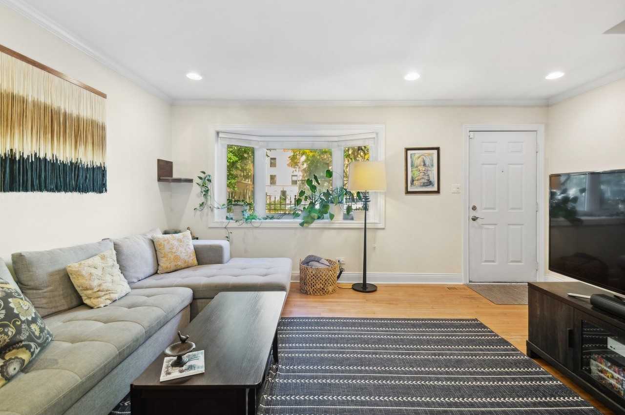 1607 W Sunnyside Ave - Photo 2 of 25