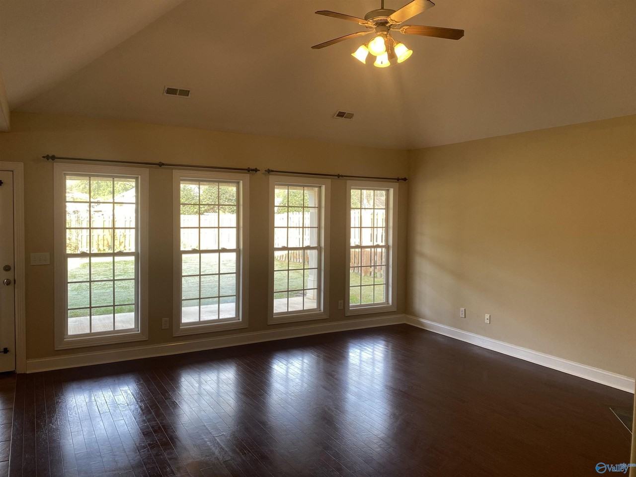 7502 Parktrace Ln Se - Photo 3 of 14